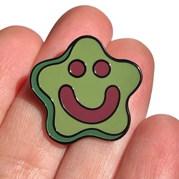 Spongebob Squarepants Smiley Pickle Enamel Pin - Picture 1 of 10